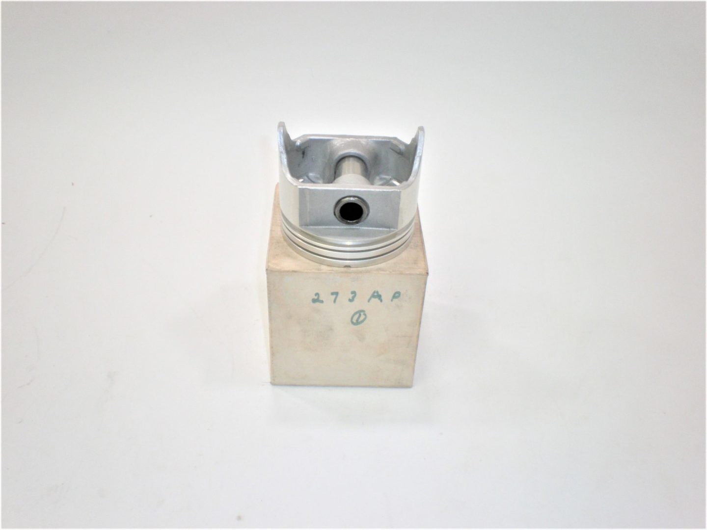 thumbnail image 2 of Sealed Power Cast Flat Top Pistons +30 – Chevy 350/5.7L – With Cast Rings, Federal Mogul 2 of 5