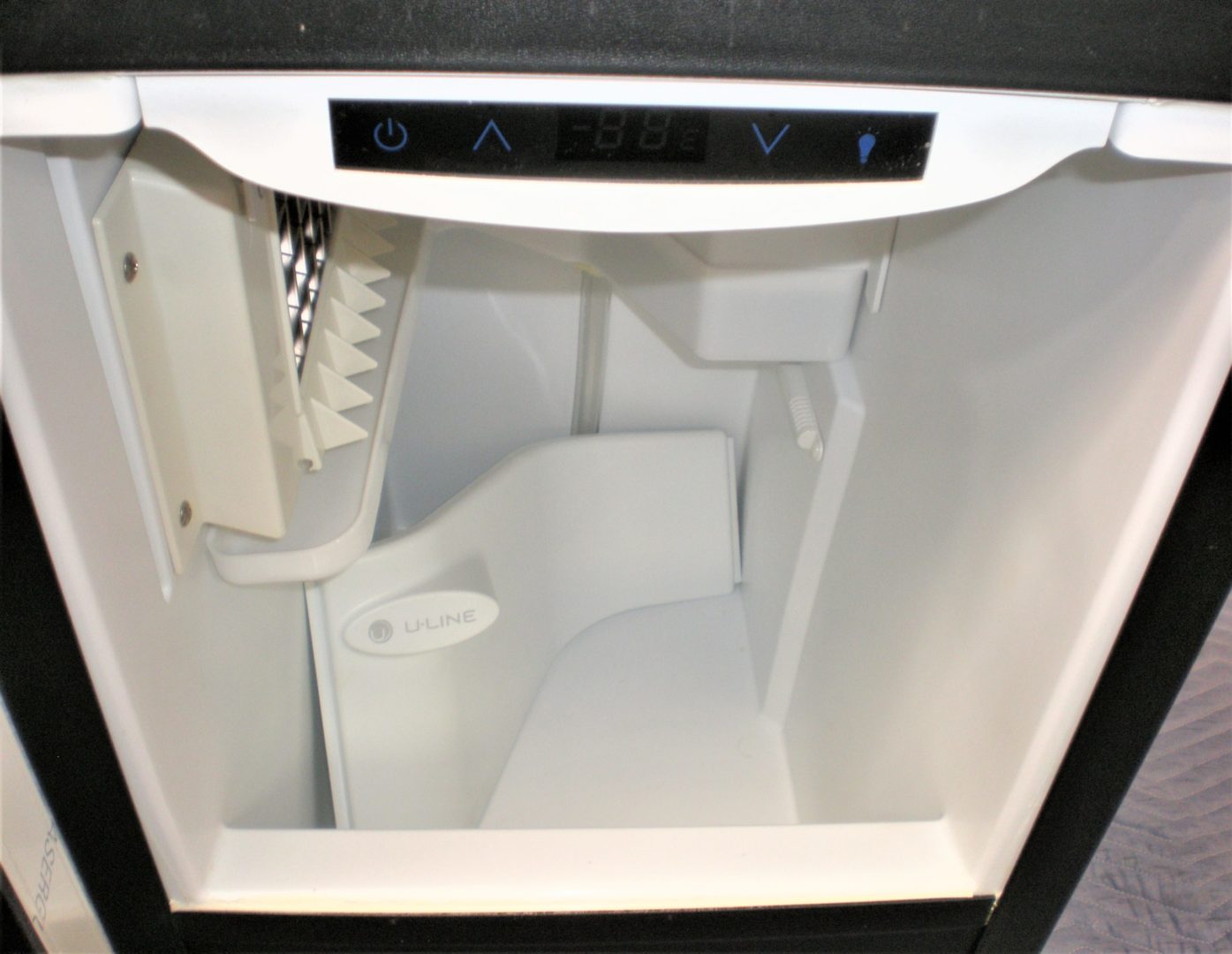 ULine CLR2160S01 Indoor BuiltIn Clear Ice Maker *15" x 231/4" x 34