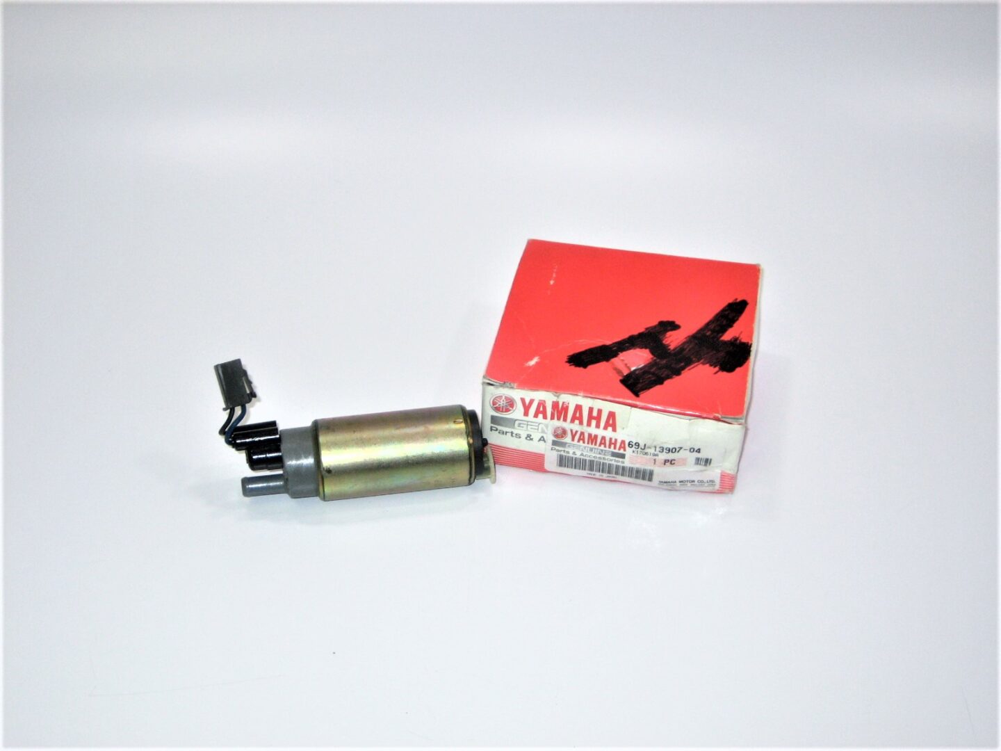 Fuel pump For 2002-2005 Yamaha Outboard 200hp to 225hp 69J-13907