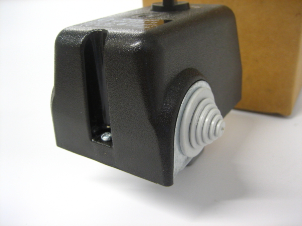jun-air-5033000-–-pressure-switch-mdr21-11-with-unloader-condor-new-max-12262022-4-