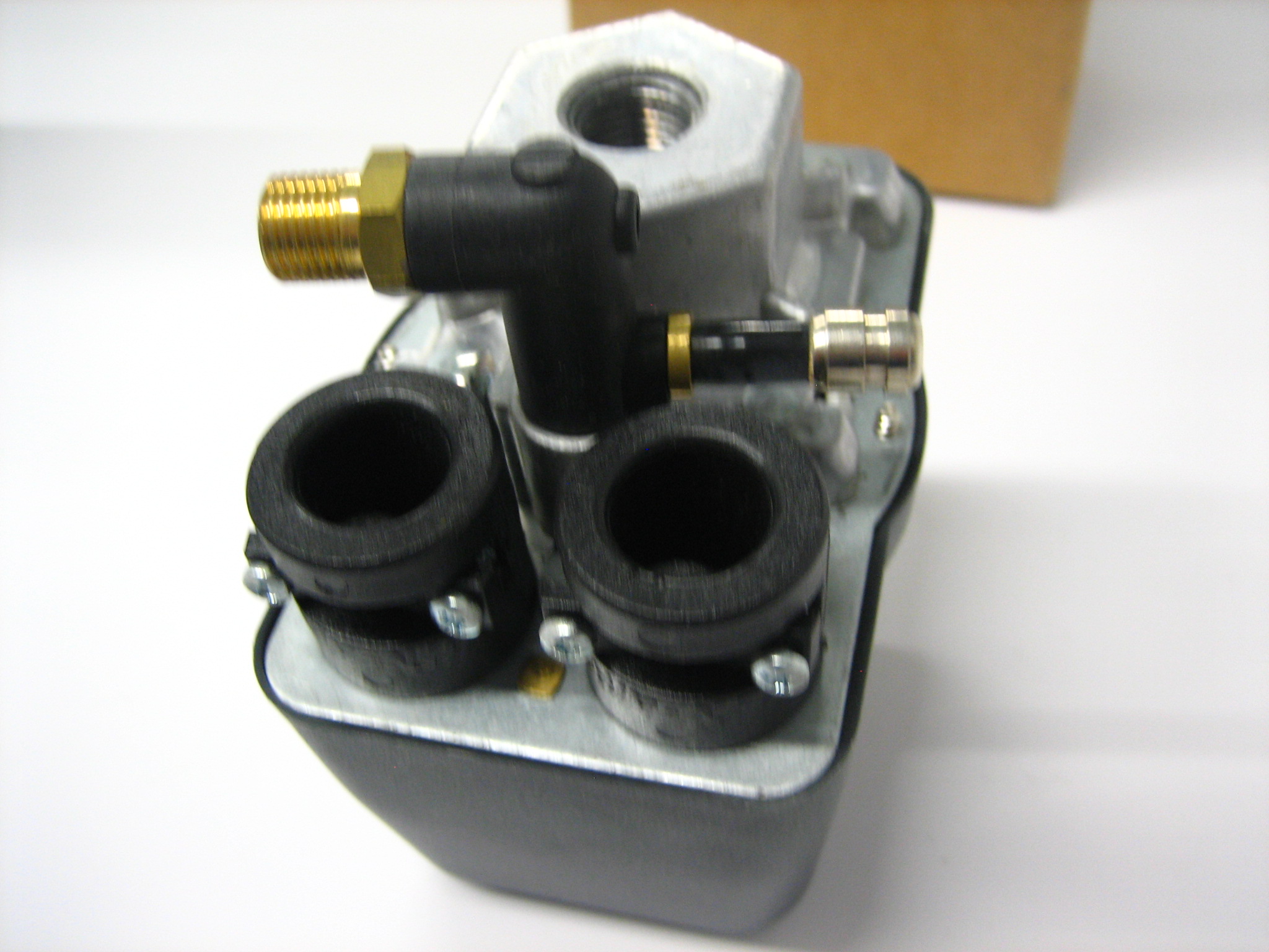 jun-air-5035000-–-pressure-switch-with-unloader-condor-new-max-12262022-6-