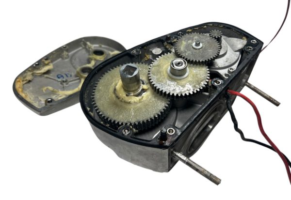 lewmar-700-pro-series-horizontal-windlass-12v-for-parts-brandon-y-20250610-145609-115582