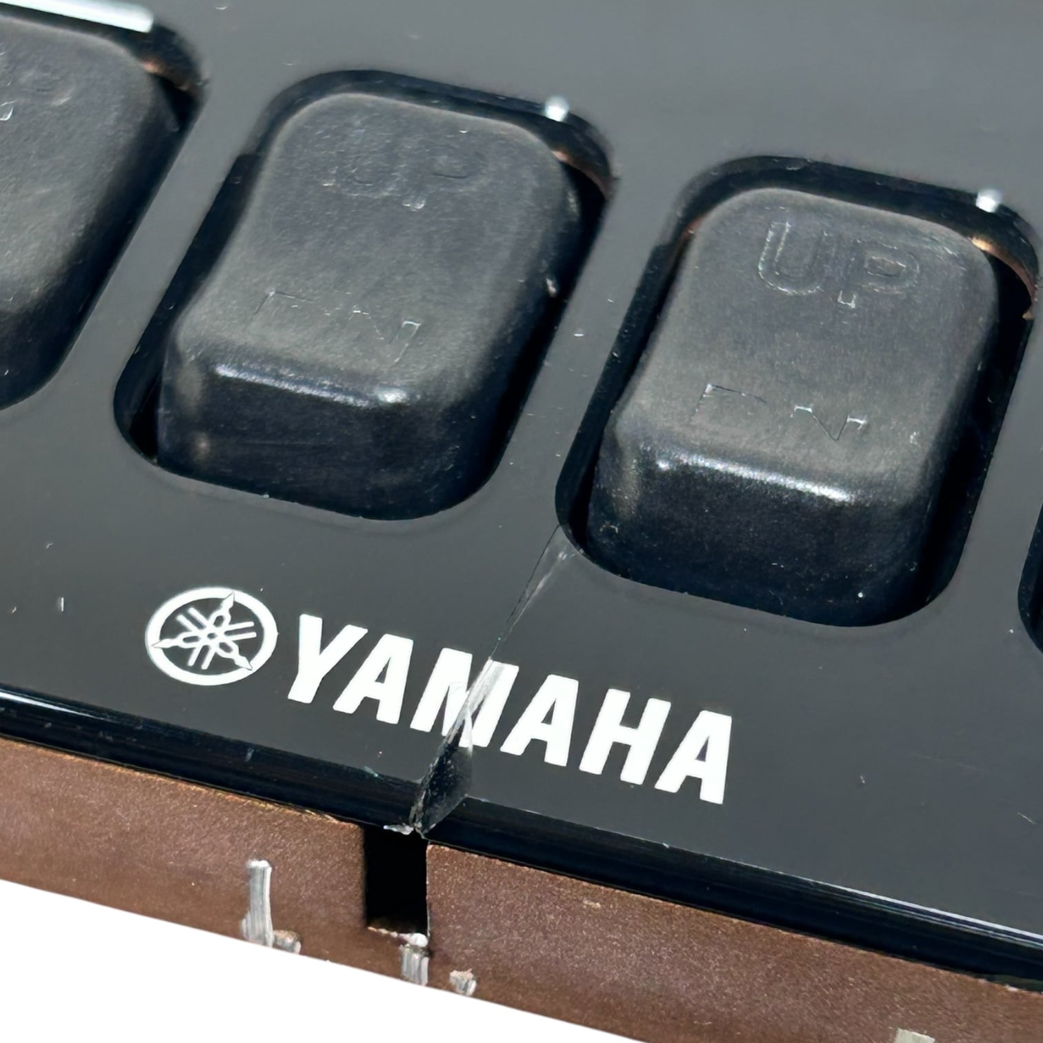 yamaha-marine-quad-engine-trim-tilt-port-stbd-switch-panel-cracked-felix-ommo33069-20251209-130108-945520