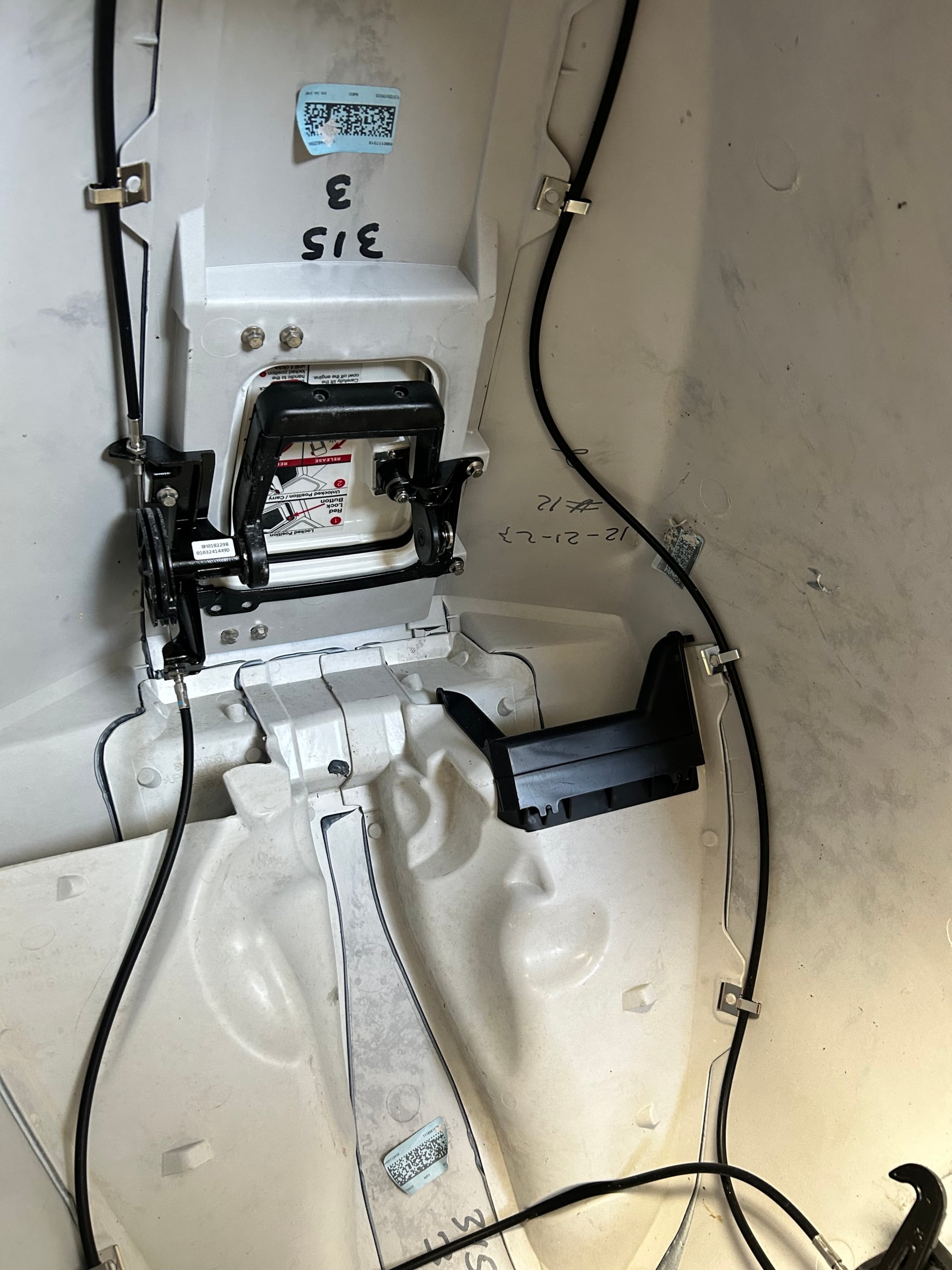 mercury-marine-200hp-v6-vented-white-top-cowling-engine-cover-damage-felix-ommo33069-20260818-101715-812111