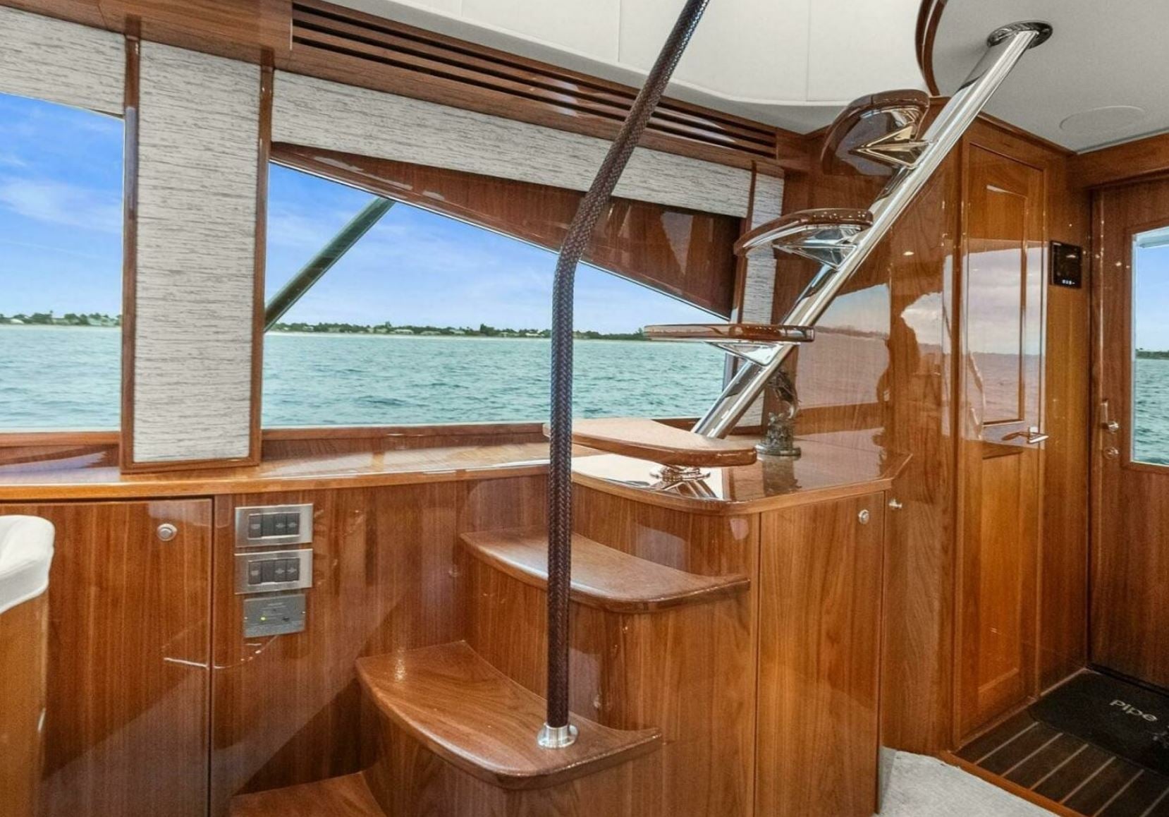 viking-yachts-66-convertible-4-step-spiral-ss-polished-staircase-blemishes-brandon-y-20260924-110928-451154