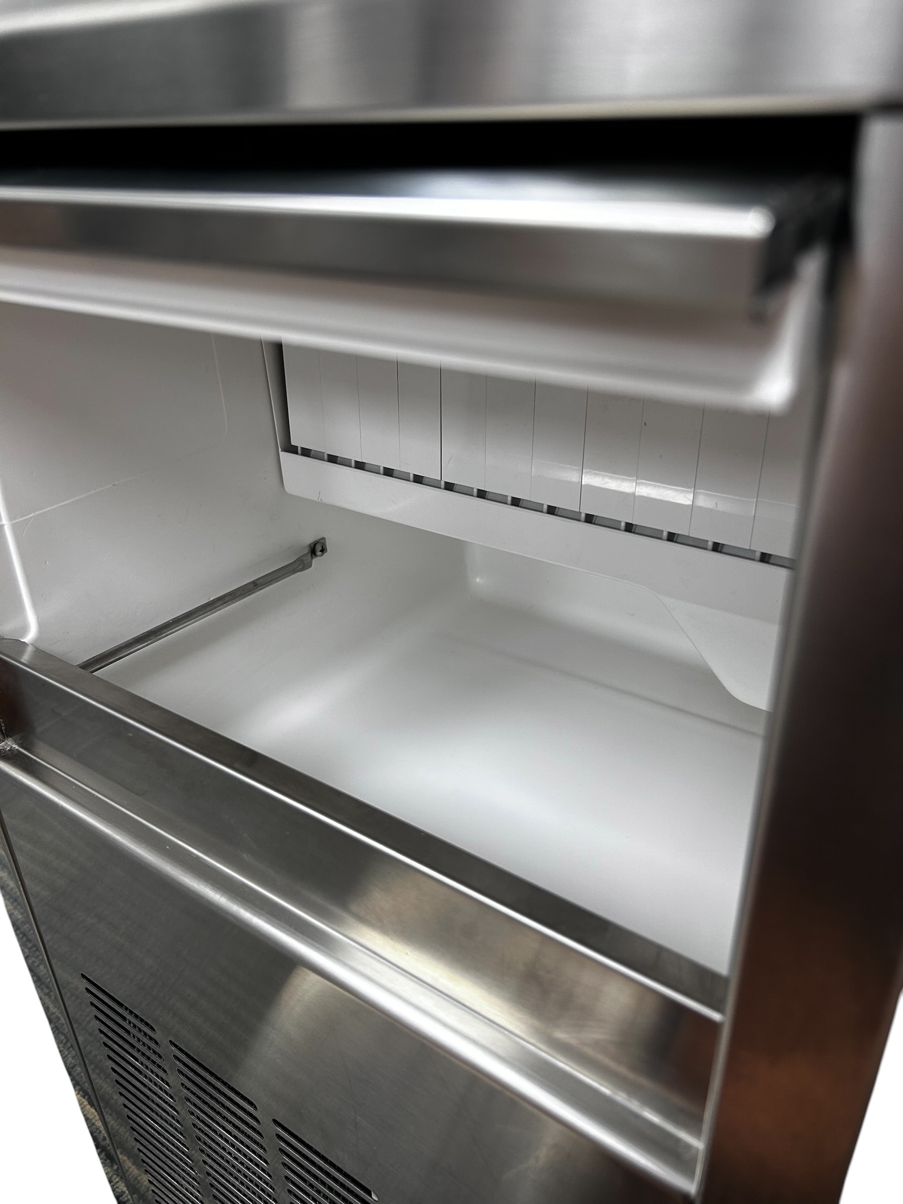 isotherm-5s21a14a00000-clear-ice-maker-marine-boat-ice-machine-40-lbs-a-day-felix-ommo33069-20261014-145539-14862